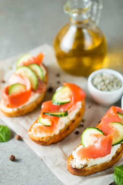 Somon, salatalık ve krem peynir bruschetta. İtalyan tapas antipasti sebzeler, otlar ve ızgara ciabatta ve baget ekmek üzerine. Sandviç.