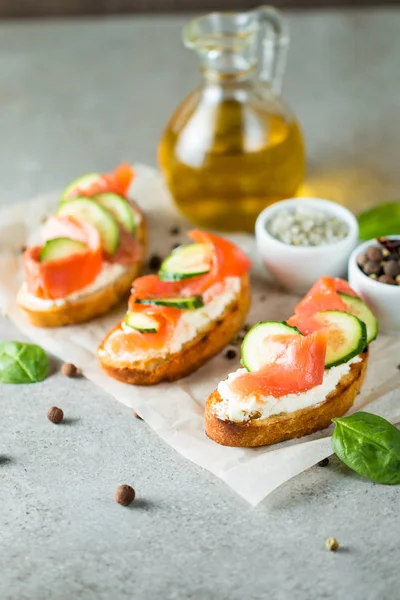 Lachs Gurken Und Frischkäse Bruschetta Italienische Tapas Antipasti Mit Gemüse — Stockfoto