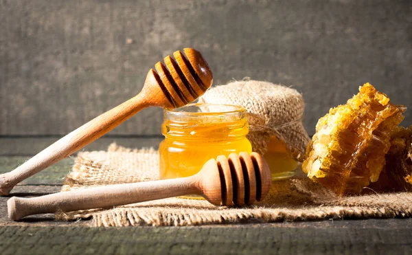 Honig Tropft Aus Einem Hölzernen Honiglöffel Einem Glas Auf Hölzernem — Stockfoto