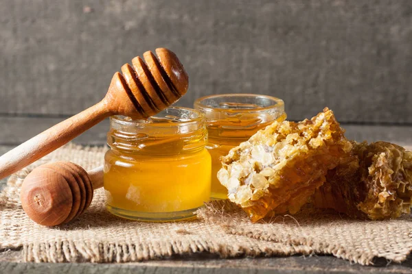 Honig Tropft Aus Einem Hölzernen Honiglöffel Einem Glas Auf Hölzernem — Stockfoto
