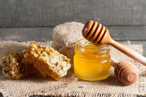 Honey Dripping Wooden Honey Dipper Jar Wooden Grey Rustic Background — Stock Photo, Image