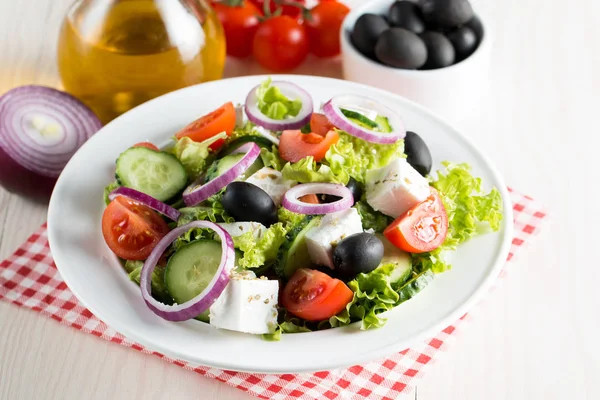 Frischer Griechischer Salat Aus Kirschtomaten Ruccola Rucola Feta Oliven Gurken — Stockfoto