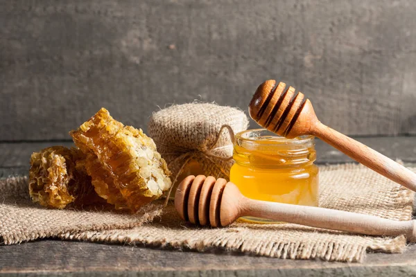 Honey Dripping Wooden Honey Dipper Jar Wooden Grey Rustic Background — Stock Photo, Image