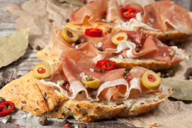 Bruschetta közlenmiş biber, prosciutto, sarımsak, zeytin, baharat ve otlar ile. Meze.