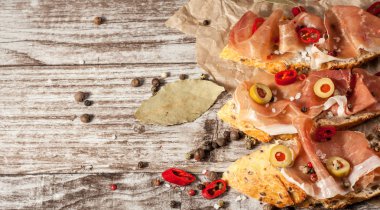 Bruschetta közlenmiş biber, prosciutto, sarımsak, zeytin, baharat ve otlar ile. Meze.