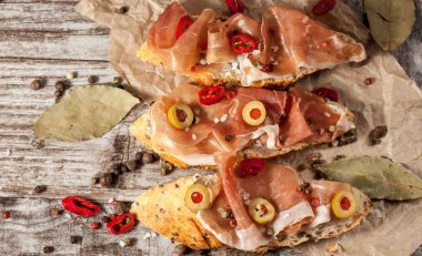 Bruschetta közlenmiş biber, prosciutto, sarımsak, zeytin, baharat ve otlar ile. Meze.