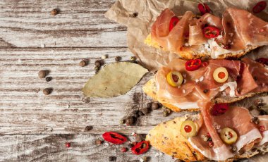 Bruschetta közlenmiş biber, prosciutto, sarımsak, zeytin, baharat ve otlar ile. Meze.