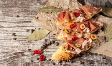 Bruschetta közlenmiş biber, prosciutto, sarımsak, zeytin, baharat ve otlar ile. Meze.