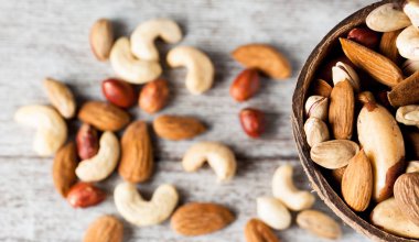 Ahşap arka plan üzerinde sağlıklı karışımı fındık. Badem, fındık, kaju fıstığı, fıstık, Antep fıstığı, Brezilya fındık