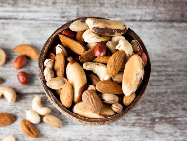 Ahşap arka plan üzerinde sağlıklı karışımı fındık. Badem, fındık, kaju fıstığı, fıstık, Antep fıstığı, Brezilya fındık