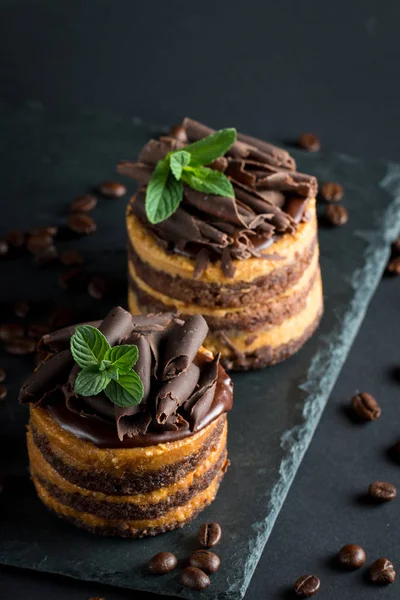 민트와 Slatter 어두운 배경에 초콜렛 케이크 디저트 — 스톡 사진