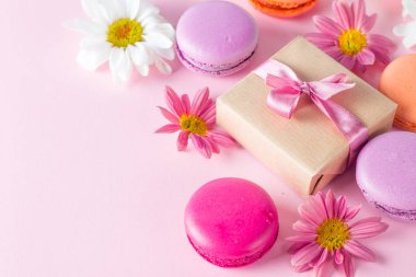 Pasta macarons, hediye kutusu, çay, kahve, cappuccino ve çiçek fotoğrafı. Tatlı romantik gıda acıbadem kurabiyesi kavramı. Sabah kahvaltı ve hediyeler. Sevgililer günü kavramı.