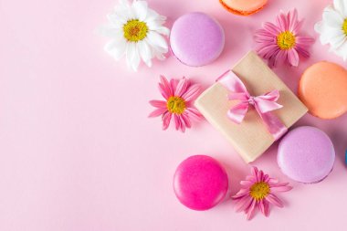 Pasta macarons, hediye kutusu, çay, kahve, cappuccino ve çiçek fotoğrafı. Tatlı romantik gıda acıbadem kurabiyesi kavramı. Sabah kahvaltı ve hediyeler. Sevgililer günü kavramı.