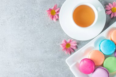 Pasta macarons, hediye kutusu, çay, kahve, cappuccino ve çiçek fotoğrafı. Tatlı romantik gıda acıbadem kurabiyesi kavramı. Sabah kahvaltı ve hediyeler. Sevgililer günü kavramı.