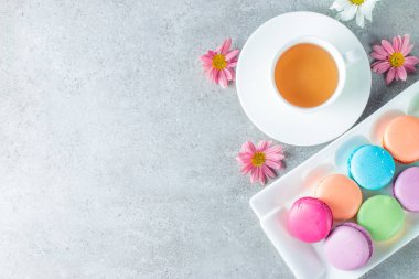 Pasta macarons, hediye kutusu, çay, kahve, cappuccino ve çiçek fotoğrafı. Tatlı romantik gıda acıbadem kurabiyesi kavramı. Sabah kahvaltı ve hediyeler. Sevgililer günü kavramı.