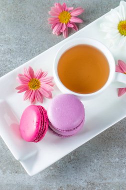 Pasta macarons, hediye kutusu, çay, kahve, cappuccino ve çiçek fotoğrafı. Tatlı romantik gıda acıbadem kurabiyesi kavramı. Sabah kahvaltı ve hediyeler. Sevgililer günü kavramı.
