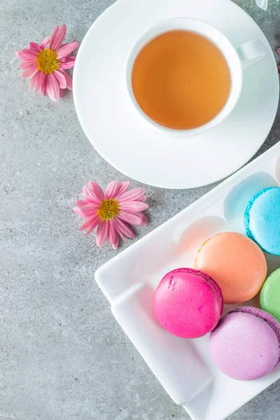 Foto Von Kuchen Macarons Geschenkbox Tee Kaffee Cappuccino Und Blumen — Stockfoto