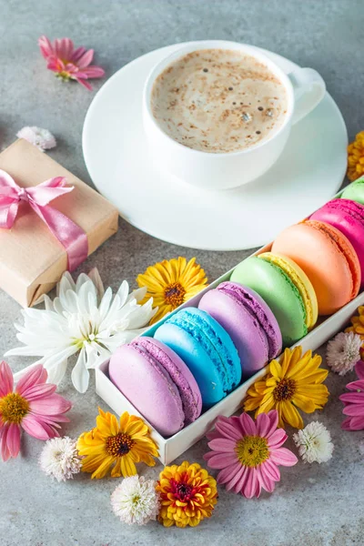 Photo Cake Macarons Gift Box Tea Coffee Cappuccino Flowers Sweet — Stock Photo, Image
