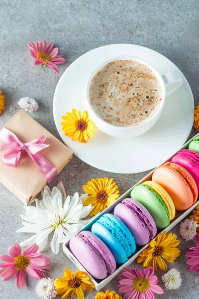Photo Cake Macarons Gift Box Tea Coffee Cappuccino Flowers Sweet — Stock Photo, Image