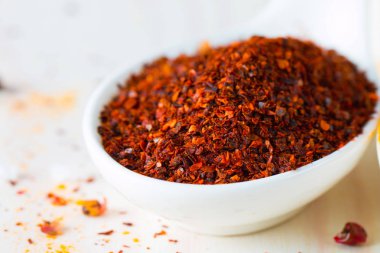 Tahta kaşık içinde baharatlar. Otlar. Köri, safran, zerdeçal, biberiye, tarçın, sarımsak, biber, anason ahşap rustik arka plan üzerinde. Baharatlar ve otlar topluluğu. Tuz, kırmızı biber. Uzay kopyalayın. Üstten görünüm. Afiş. Düz yatıyordu.