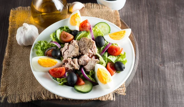 Ensalada Atún Fresco Base Tomate Ruccola Atún Huevos Rúcula Galletas —  Fotos de Stock