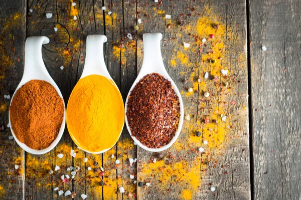 Spices Wooden Spoon Herbs Curry Saffron Turmeric Rosemary Cinnamon Garlic — Stock Photo, Image