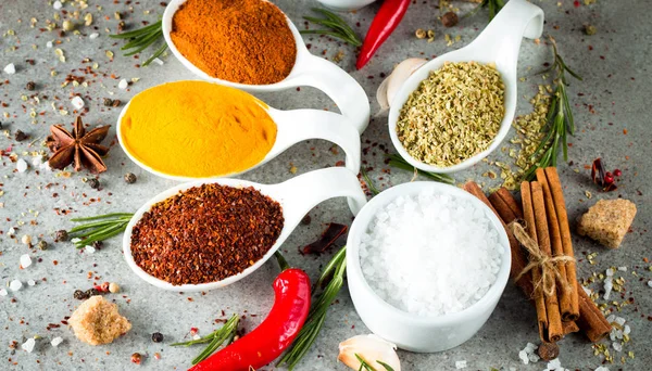 Fűszerek Fakanállal Gyógynövények Curry Sáfrány Kurkuma Rozmaring Fahéj Fokhagyma Paprika — Stock Fotó