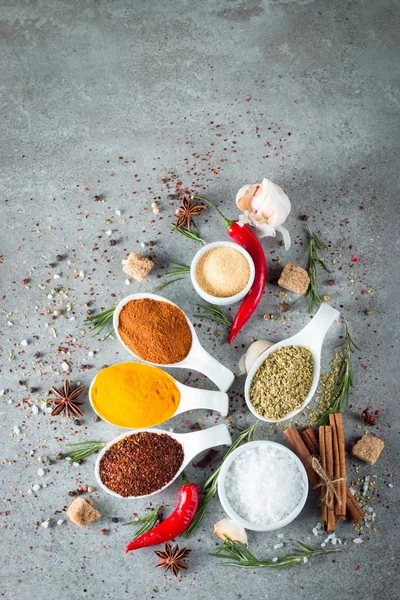 Especiarias Colher Madeira Ervas Curry Açafrão Açafrão Alecrim Canela Alho — Fotografia de Stock
