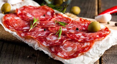 Chorizo sosis ve salam, ince kesim. Baharatlı, biberli, biberli İspanyol salamı. Baharatlı yemek. Acı biber.