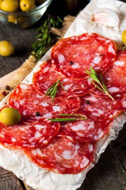 Chorizo sosis ve salam, ince kesim. Baharatlı, biberli, biberli İspanyol salamı. Baharatlı yemek. Acı biber.