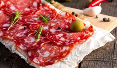 Chorizo sosis ve salam, ince kesim. Baharatlı, biberli, biberli İspanyol salamı. Baharatlı yemek. Acı biber.