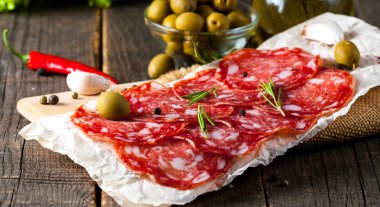 Chorizo sosis ve salam, ince kesim. Baharatlı, biberli, biberli İspanyol salamı. Baharatlı yemek. Acı biber.