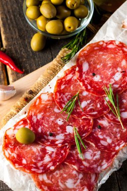 Chorizo sosis ve salam, ince kesim. Baharatlı, biberli, biberli İspanyol salamı. Baharatlı yemek. Acı biber.