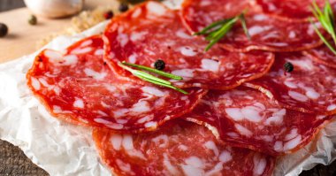 Chorizo sosis ve salam, ince kesim. Baharatlı, biberli, biberli İspanyol salamı. Baharatlı yemek. Acı biber.