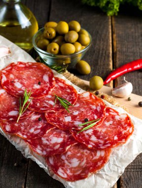 Chorizo sosis ve salam, ince kesim. Baharatlı, biberli, biberli İspanyol salamı. Baharatlı yemek. Acı biber.