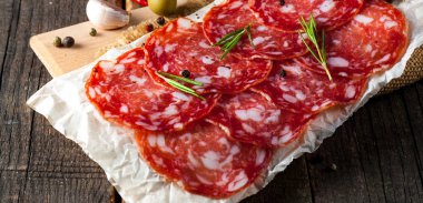 Chorizo sosis ve salam, ince kesim. Baharatlı, biberli, biberli İspanyol salamı. Baharatlı yemek. Acı biber.