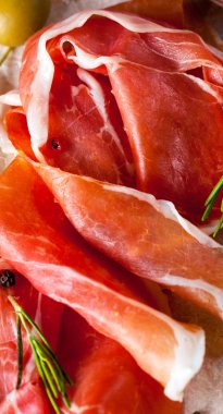 prosciutto ile karışık zeytin ve ahşap kesme tahtası üzerinde kırmızı biber ince dilim closeup