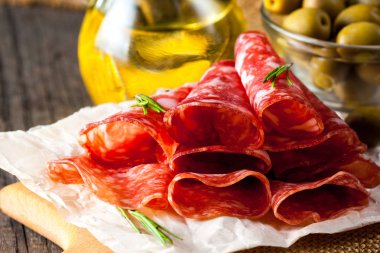 Zeytin ve ahşap zemin üzerine baharat ile İtalyan salamı