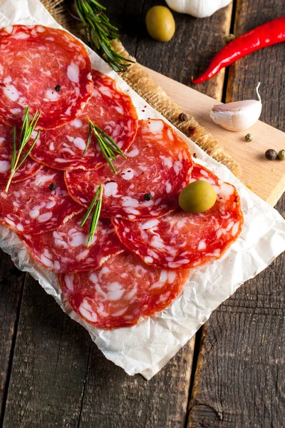 Chorizo Worst Salami Dun Gesneden Spaanse Salami Houtondergrond Met Specerijen — Stockfoto
