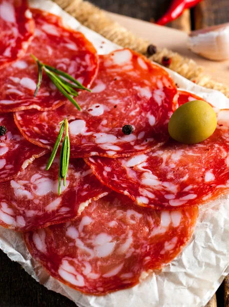 Chorizo Kolbász Szalámi Vékony Vágással Spanyol Szalámi Háttéren Fűszerekkel Paprikával — Stock Fotó