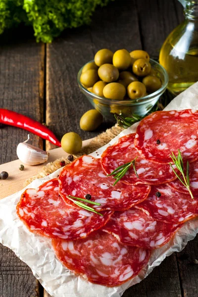 Chorizo Worst Salami Dun Gesneden Spaanse Salami Houtondergrond Met Specerijen — Stockfoto