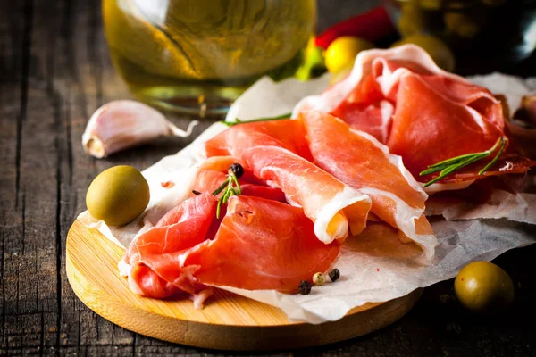 Prosciutto Ile Karışık Zeytin Ahşap Kesme Tahtası Üzerinde Kırmızı Biber — Stok fotoğraf