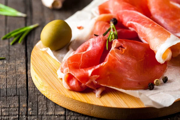 Prosciutto Ile Karışık Zeytin Ahşap Kesme Tahtası Üzerinde Kırmızı Biber — Stok fotoğraf