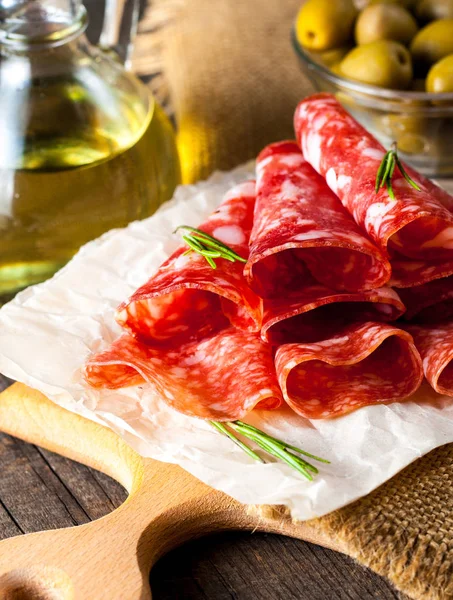 Salami Italiano Con Aceitunas Especias Sobre Fondo Madera —  Fotos de Stock