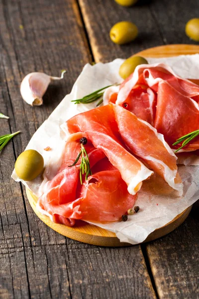 Closeup Thin Slices Prosciutto Mixed Olives Paprika Wooden Cutting Board — Stock Photo, Image