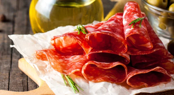 Salami Italiano Con Aceitunas Especias Sobre Fondo Madera —  Fotos de Stock