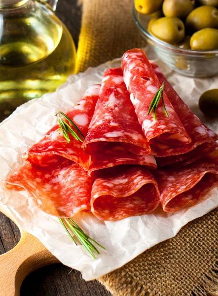 Italienische Salami Mit Oliven Und Gewürzen Auf Holzgrund — Stockfoto
