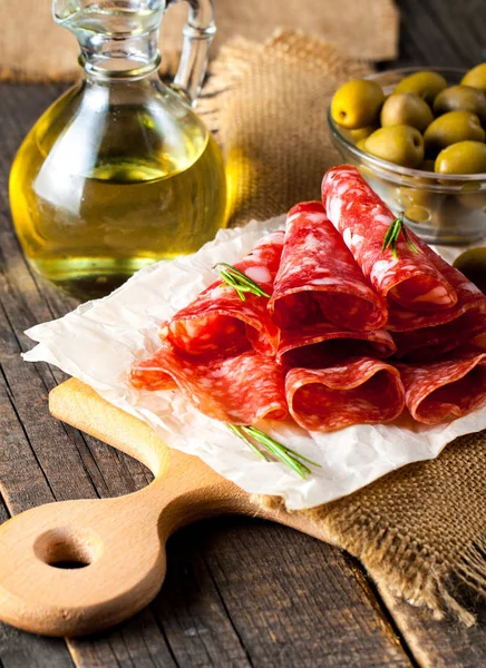 Salame Italiano Com Azeitonas Especiarias Fundo Madeira — Fotografia de Stock