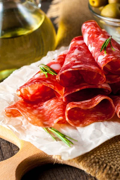 Salame Italiano Com Azeitonas Especiarias Fundo Madeira — Fotografia de Stock