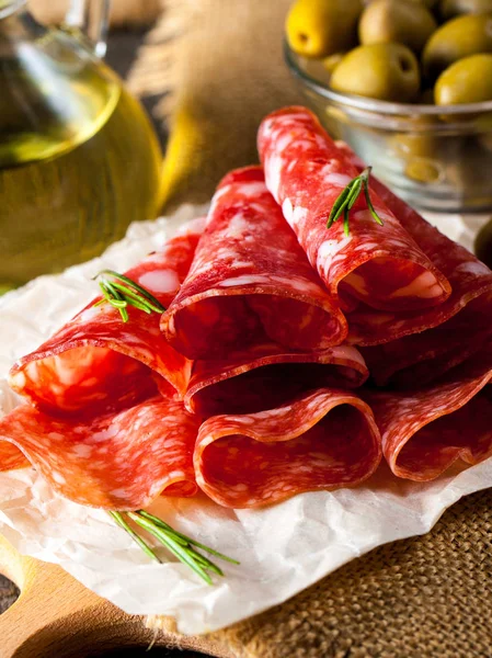 Salame Italiano Com Azeitonas Especiarias Fundo Madeira — Fotografia de Stock